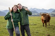 Das gro&szlig;e Finale der kulinarischen Adventsreise findet auf dem Samerberg in Oberbayern statt. Hier im Landkreis Rosenheim f&uuml;hrt Theresa Tischner (l) mit ihrem Mann Hansi (r) und den beiden T&ouml;chtern den Rinderhof &bdquo;Beim Auer&ldquo;. 60 irische Dexter Rinder weiden ganzj&auml;hrig auf den Wiesen des Voralpenlands.