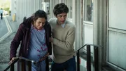Für Adam (Ben Whishaw) beginnt der Stress bereits vor Dienstantritt. Als er Andrea (Andreea Paduraru) vor dem Krankenhaus allein in den Wehen entdeckt, weiß Adam genau, was zu tun ist. Für Adam (Ben Whishaw) beginnt der Stress bereits vor Dienstantritt. Als er Andrea (Andreea Paduraru) vor dem Krankenhaus allein in den Wehen entdeckt, weiß Adam genau, was zu tun ist.