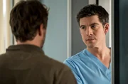 Ben Ahlbeck (Philipp Danne, r.) spricht mit Jakobs Vater Arne Finn (Ben Blaskovic, l.).