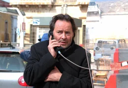 Der Frauenheld Tino (Uwe Kockisch) gibt sich nach seiner aufgeflogenen Aff&auml;re reum&uuml;tig und zerknirscht.