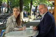 Hauptkommissar Richard Voss (Jan-Gregor Kremp, r.) trifft sich mit Nina Keppler (Odine Johne, l.) in einem Café, um herauszufinden wer Ninas Stalker ist. Hauptkommissar Richard Voss (Jan-Gregor Kremp, r.) trifft sich mit Nina Keppler (Odine Johne, l.) in einem Café, um herauszufinden wer Ninas Stalker ist.