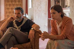 Mr. Saccione (Antonio Banderas) k&uuml;mmert sich aufopferungsvoll um Isabel (Laia Costa) und ihren Sohn.
