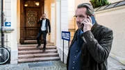 Benedikt Beissl (Andreas Giebel, r.) und Jerry Paulsen (Peter Marton, l.) telefonieren vor der Polizeistation. Benedikt Beissl (Andreas Giebel, r.) und Jerry Paulsen (Peter Marton, l.) telefonieren vor der Polizeistation.