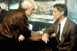 Der irische Aktivist Paddy O'Neil (Richard Harris, l.) gibt Jack Ryan (Harrison Ford, r.) den entscheidenden Tipp ...
