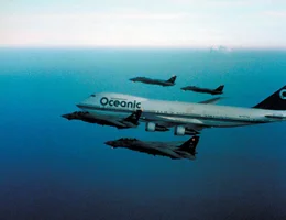 Bevor der von Terroristen gekaperte Jumbo US-Luftraum erreicht, soll er von einer Spezialeinheit im Flug geentert werden.  +++ Die Verwendung des sendungsbezogenen Materials ist nur mit dem Hinweis und Verlinkung auf RTL+ gestattet. +++