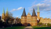 Das Holstentor in Lübeck, es wird zum Markenzeichen von Niederegger. Das Holstentor in Lübeck, es wird zum Markenzeichen von Niederegger.