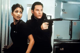 Dr. Grant (Kurt Russell) hat Kontakt mit der Stewardess Jean (Halle Berry) aufgenommen - denn nur mit ihrer Hilfe kann er alle Terroristen vor der Rettungsaktion identifizieren.