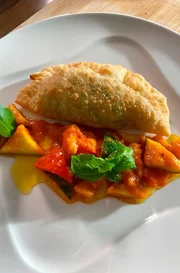 Rucola-Paremsan-Taschen auf mediterranem Gem&uuml;se von Ali G&uuml;ng&ouml;rm&uuml;s.