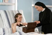 Schwester Agnes (Anja Len&szlig;en, r.) besucht Rosa (Janina Stopper, l.) und bringt ihr ein paar pers&ouml;nliche Gegenst&auml;nde mit, die ihr helfen sollen sich an ihr Leben zu erinnern.