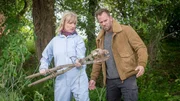 Roswitha Prinzler (Silke Matthias, l.) zeigt Kommissar Lars Pöhlmann (Dominic Boeer, r.) eine merkwürdige Apparatur, die sie unweit des Tatorts entdeckt hat. Eine Art künstliches Wolfsgebiss legt nahe, dass der Täter nur den Eindruck vermitteln wollte, ein Wolf habe den Schäfer getötet. Doch wer würde – nur um einen Mord zu vertuschen –  so ein abartiges Gerät verwenden?