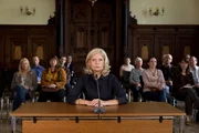 Isa von Brede (Sabine Postel) in der Rolle der Angeklagten. Ihr Bruder Egin versucht ihr einen Mord anzuhängen. Isa von Brede (Sabine Postel) in der Rolle der Angeklagten. Ihr Bruder Egin versucht ihr einen Mord anzuhängen.