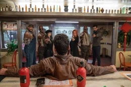 V.l.: Smiley (Michael Tourek), Deutscher Zwilling 2 (Rashad Evans), Guan Yin (Selina Lo), Roy Pulver (Frank Grillo), Pam (Meadow Williams), Deutscher Zwilling 1 (Quinton 'Rampage' Jackson), Roy 2 (Eric Etebari)  Die Verwendung des sendungsbezogenen Materials ist nur mit dem Hinweis und Verlinkung auf RTL+ gestattet.