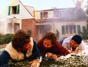 V.l.: Tim (Tim Allen), Al (Richard Karn) und Benny (Jim Labriola) müssen mit ansehen, wie das Haus abbrennt.