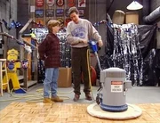 Tim (Tim Allen, r.) und Mark (Taran Noah Smith) bohnern liebevoll das Parkett für die Party.