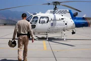 Air Enforcement Agent Murray h&auml;lt seinen Helm in der Hand, w&auml;hrend er &uuml;ber das Rollfeld zu einem CBP-Luftfahrzeug in San Diego, Kalifornien, geht (National Geographic).