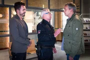 Wolle (Harald Maack, M.) hält Eugen Bossmann (Thomas Dannemann, r.) zurück, der Kostic (Blerim Destani, l.) vorwirft, für den brutalen Überfall auf seinen Sohn Viktor verantwortlich zu sein.