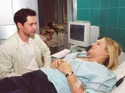 MDR Fernsehen IN ALLER FREUNDSCHAFT FOLGE 205, "Isoliert". Iris Heine (Michaela Caspar) geriet in einen Verkehrsunfall und Dr. Brentano (Thomas Koch) diagnostiziert einen Milzriss und veranlaßt sofort die OP. MDR Fernsehen IN ALLER FREUNDSCHAFT FOLGE 205, "Isoliert". Iris Heine (Michaela Caspar) geriet in einen Verkehrsunfall und Dr. Brentano (Thomas Koch) diagnostiziert einen Milzriss und veranlaßt sofort die OP.