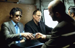 Bereits nach kurzer Zeit erkennt Waffendealer Boris (Rade Serbedzija, r.), dass der grandiose Edelsteindieb Franky Four Fingers (Benicio Del Toro, l.) eine gro&szlig;e Schw&auml;che f&uuml;r Wetten aller Art hat ...