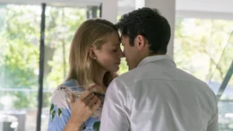 Emily Nelson (Blake Lively, l.) und Sean Townsend (Henry Golding, r.)