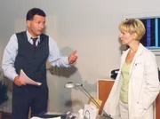 Dr. Heilmann und Dr. Globisch bleiben nicht mehr viel Zeit: wenn nicht bald ein Knochenmarkspender für die kleine Elfi gefunden wird, wird sie das Weihnachtsfest nicht mehr überleben. Dr. Heilmann und Dr. Globisch bleiben nicht mehr viel Zeit: wenn nicht bald ein Knochenmarkspender für die kleine Elfi gefunden wird, wird sie das Weihnachtsfest nicht mehr überleben.