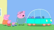 Peppa (vo.li.) und Schorsch (vo.re.) spielen mit Spielzeugautos. Da kommt Papa Wutz (re.) mit einem echten Elektroauto angefahren.