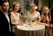 Familienfest mit Zwischenf&auml;llen: Katharina (Gila von Weitershausen, 2. von rechts) mit ihrem Sohn J&ouml;rn (Felix Eitner), ihrer Schwiegertochter Elise (Franziska Stavjanik) und ihrer Enkelin Annabelle (Theresa Schwierske).
