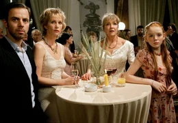 Familienfest mit Zwischenf&auml;llen: Katharina (Gila von Weitershausen, 2. von rechts) mit ihrem Sohn J&ouml;rn (Felix Eitner), ihrer Schwiegertochter Elise (Franziska Stavjanik) und ihrer Enkelin Annabelle (Theresa Schwierske).