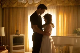 Die Beziehung von Elvis (Jacob Elordi, l.) und Priscilla (Cailee Spaeny, r.) entwickelt sich zu einer emotionalen Achterbahnfahrt mit immer neuen Streits und Wiederann&auml;herungen.