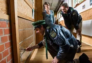 Hubert (Christian Tramitz, r.) versucht möglichst viel Abstand zu den Hundeboxen zu halten, Staller (Helmfried von Lüttichau, vorne) hingegen ist ganz angetan von den Tieren. Als sie zum Käfig von „Herrn Schmidt“ kommen, dem Hund der ermordeten Henriette Vester, möchte Staller ihn am liebsten mitnehmen. Annemarie Aschenbrenner (Léonie Thelen, hinten) beobachtet die beiden. Hubert (Christian Tramitz, r.) versucht möglichst viel Abstand zu den Hundeboxen zu halten, Staller (Helmfried von Lüttichau, vorne) hingegen ist ganz angetan von den Tieren. Als sie zum Käfig von „Herrn Schmidt“ kommen, dem Hund der ermordeten Henriette Vester, möchte Staller ihn am liebsten mitnehmen. Annemarie Aschenbrenner (Léonie Thelen, hinten) beobachtet die beiden.
