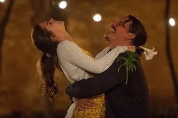 Isabel (Laia Costa) und Javier (Sergio Peris-Mencheta) sind frisch verliebt