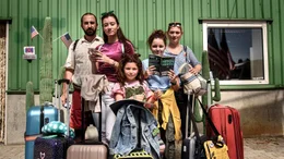 Jip (Layla Zara Seme, Mi.) und ihre Familie ist in Amerika angekommen und wartet auf ihren Miet-Camper.