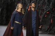 Kara alias Supergirl (Melissa Benoist); Zor-El (Jason Behr, r).