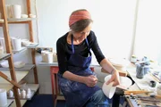 Veronika arbeitet in einer Manufaktur f&uuml;r handgemachtes Porzellan