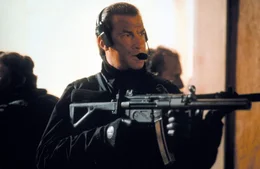 Eine Spezialeinheit unter F&cedil;hrung des knallharten Lt. Col. Austin Travis (Steven Seagal) unternimmt ein Himmelfahrtskommando: Mit einem noch nicht erprobten Prototyp eines neuartigen Flugzeugs gelingt es den Elitesoldaten, in 8000 Meter H^he unbemerkt an die Boing 747 anzudocken.