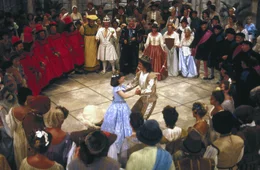 Prinzessin Zora (Aileen Quinn) und der ehemals verwunschene Prinz (john Paragon) beim Schlossball.