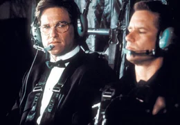 Dr. David Grant (Kurt Russell) wei?, dass die Bombe an Bord bald entsch%rft werden mu?.. (Foto, re.: Whip Hubley)