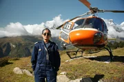 Priya Adhikari ist Nepals einzige Helikopterpilotin, die in den extremen H&ouml;hen des Himalayas fliegt. H&auml;ufig sind ihre Fl&uuml;ge Rettungseins&auml;tze, um verungl&uuml;ckte Bergsteiger in Sicherheit zu bringen.