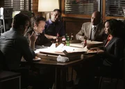 Abschiedsparty: (v.l.n.r.) Richard Castle (Nathan Fillion), Kevin (Seamus Dever), Javier (Jon Huertas), Roy Montgomery (Ruben Santiago-Hudson) und Lanie (Tamala Jones) ... Abschiedsparty: (v.l.n.r.) Richard Castle (Nathan Fillion), Kevin (Seamus Dever), Javier (Jon Huertas), Roy Montgomery (Ruben Santiago-Hudson) und Lanie (Tamala Jones) ...