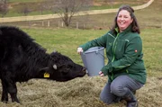 Theresa Tischner aus Samerberg in Oberbayern f&uuml;ttert ein Flaschenkalb.