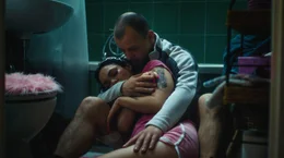 Der schwangeren Jenny (Emma Nova) geht es schlecht und Bolle (Paul Wollin) versucht sie zu tr&ouml;sten.