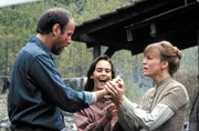 SWR Fernsehen PALE RIDER - DER NAMENLOSE REITER, "Pale Rider", am Mittwoch (24.08.11) um 23:00 Uhr. Hull Barrett (Michael Moriarty) zeigt seiner Freundin Sarah (Carrie Snodgress, re.) und der Tochter Megan (Sydney Penny) stolz den ersten Klumpen Gold, den er gerade gefunden hat.