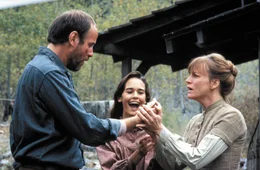 SWR Fernsehen PALE RIDER - DER NAMENLOSE REITER, "Pale Rider", am Mittwoch (24.08.11) um 23:00 Uhr. Hull Barrett (Michael Moriarty) zeigt seiner Freundin Sarah (Carrie Snodgress, re.) und der Tochter Megan (Sydney Penny) stolz den ersten Klumpen Gold, den er gerade gefunden hat.