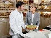Einmal mehr hoffen Katharina (Gila von Weitershausen) und ihr Sohn J&ouml;rn (Felix Eitner) mit ihrem &Ouml;ko-Kuchen einen Preis zu gewinnen.