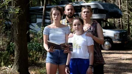 Auf der Suche nach der vermissten Jip (Layla Zara Seme) findet Jip's Familie ihr Expeditionsbuch im Wald.