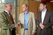 Polizeichef Achtziger (Alexander Duda, l.) und Hansen (Igor Jeftic, r.) beruhigen Bürgermeister Leitner (Herbert Trattnigg, M.), der befürchtet, dass der Mordanschlag ihm galt.