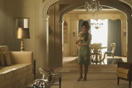 Das Leben von Priscilla (Cailee Spaeny) bei Elvis in den USA gleicht schnell einem goldenen K&auml;fig.