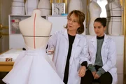 L-R: Esther (Nathalie Baye), Jade (Lyna Khoudri)
