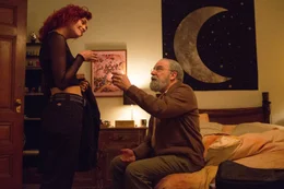Irwin Dempsey (Mandy Patinkin) macht sich Sorgen um seine Enkelin Dylan (Olivia Cooke), die bei ihm aufgewachsen ist.