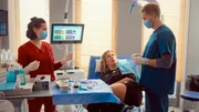 Die Fussball-Schiedsrichterin Steffi Lehmann ist nach einer Auseinandersetzung vom Sportplatz direkt ins Johannes-Thal-Klinikum gekommen und wird von Rebecca Krieger und Mikko Rantala behandelt.