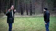 Robert (Jürgen Vogel, r.) trifft im Wald auf Heilmann (Fabian Hinrichs, l.) – und auf eine verstörende Überraschung. Der Austausch wird zur Zerreißprobe, bei der nicht nur Geld, sondern das Schicksal seiner Töchter auf dem Spiel steht. Robert (Jürgen Vogel, r.) trifft im Wald auf Heilmann (Fabian Hinrichs, l.) – und auf eine verstörende Überraschung. Der Austausch wird zur Zerreißprobe, bei der nicht nur Geld, sondern das Schicksal seiner Töchter auf dem Spiel steht.